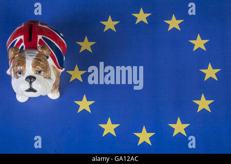 Eine britische Bulldogge Piggy Bank sitzt außerhalb der Eu-Flagge Stockfoto