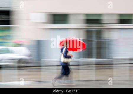 Verschwommene Frau in die Stadt, Zoom-Effekt, Bewegungsunschärfe Stockfoto