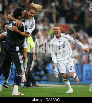 Fußball - Spanische Primera League - Real Madrid gegen Mallorca - Santiago Bernabeu. David Beckham von Real Madrid feiert mit seinem Teamkollegen Salgado Stockfoto