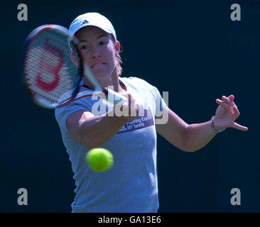 Tennis - Internationale Frauenförderung - Tag 1 - Devonshire Park. Die belgische Justine Henin praktiziert während der International Women's Open im Devonshire Park, Eastbourne. Stockfoto