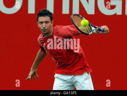 Der britische Alex Bogdanovic im Kampf gegen den spanischen Guillermo Garcia Lopez während der Nottingham Open im City of Nottingham Tennis Center. Stockfoto