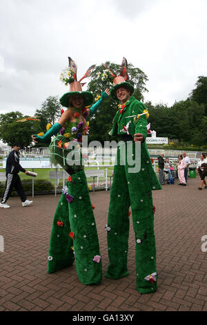 Pferderennen Sie - irische Kirschen Wochenendtag - Sandown Park Stockfoto