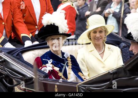 Prinzessin Alexandra und die Herzogin von Gloucester nehmen an der Ritterorden in St. George's Chapel, Windsor Castle, Windsor Teil. Stockfoto