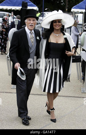 Royal Ascot. Entertainer Bruce Forsyth und seine Frau Wilnelia kommen am zweiten Tag von Royal Ascot auf der Rennbahn Ascot in Berkshire an. Stockfoto