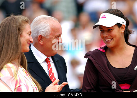 Tennis - 2007 French Open - Tag Vierzehn - Damenfinale - Roland Garros. Mary Pierce (l) und Christian Bimes (c), Präsident des französischen Tennisverbands, überbringen die zweite serbische Ana Ivanovic mit ihrer Trophäe Stockfoto