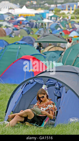 Glastonbury Festival 2007. Festivalbesucher treffen beim Glastonbury Festival 2007 auf der Worthy Farm in Pilton, Somerset, ein. Stockfoto