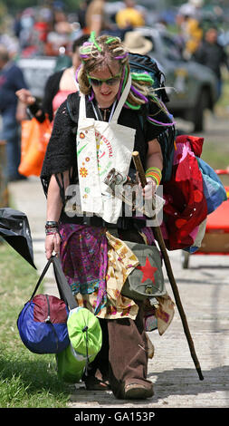 Glastonbury Festival 2007. Festivalbesucher treffen beim Glastonbury Festival 2007 auf der Worthy Farm in Pilton, Somerset, ein. Stockfoto