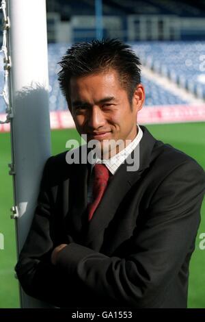 Der internationale japanische Torwart Yoshikatsu Kawaguchi prüft die Umgebung im Fratton Park, der Heimat von Portsmouth Stockfoto