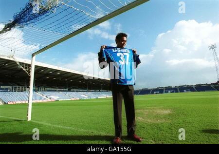 Der japanische internationale Torwart Yoshikatsu Kawaguchi im Torhüter von Fratton Park nach der Bekanntgabe seiner Unterzeichnung Stockfoto