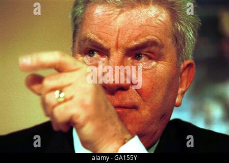 Terry Brady, Direktor von Portsmouth, bei der Pressekonferenz zur Bekanntgabe des Unterzeichnung des japanischen internationalen Torhüters Yoshikatsu Kawaguchi Stockfoto