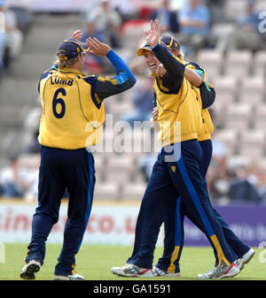 Cricket - Friends Provident Trophy - Halbfinale - Hampshire V Warwickshire - The Rose Bowl. Hampshire-Spieler feiern beim Halbfinale der Friends Provident Trophy im Rose Bowl, Southampton, ein Wicket. Stockfoto