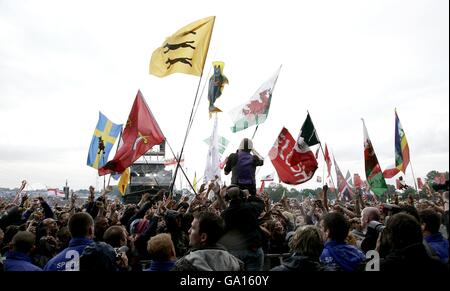 Ricky Wilson von den Kaiser Chiefs springt während der Aufführung auf der Pyramid Stage beim Glastonbury Festival 2007 auf der Worthy Farm in Pilton, Somerset, in die Menge. Stockfoto