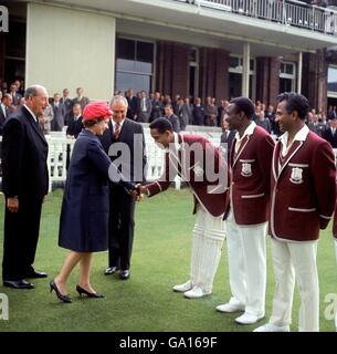 Königin Elizabeth II (l) wird dem Kapitän der Westindischen Inseln vorgestellt Gary Sobers (c) vor dem Start des zweiten Tages Spielen Sie bei Lord's Stockfoto