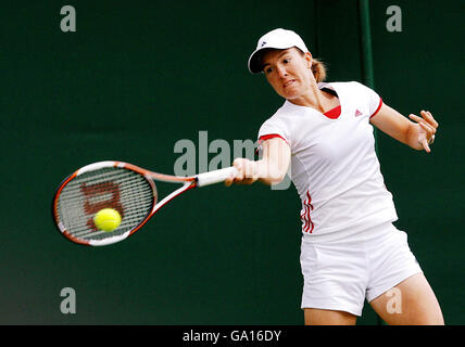 Tennis - Wimbledon Championships 2007 - Erster Tag - All England Club. Die belgische Justine Henin übt während der All England Lawn Tennis Championship in Wimbledon. Stockfoto