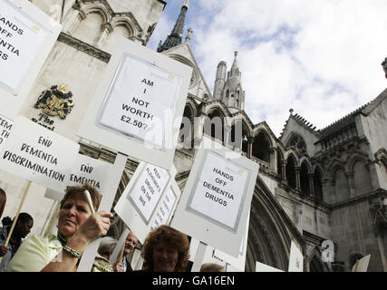 Menschen mit Alzheimer-Krankheit nehmen mit ihren Betreuern am Protest der Alzheimer's Society vor dem Londoner High Court Teil, wo von der Gesellschaft unterstützte Pharmaunternehmen die Entscheidung von Nizza, keine weiteren Mittel für die Finanzierung von Medikamenten gegen Demenz im NHS für Patienten in frühen Stadien der Krankheit zu finanzieren, in Frage stellen. Stockfoto