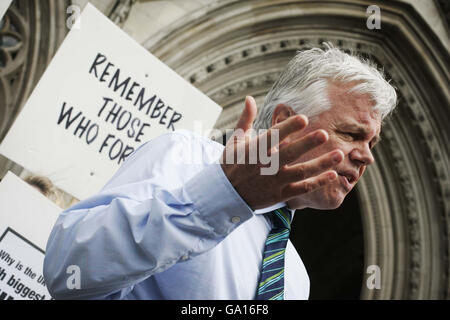 Menschen mit Alzheimer-Krankheit nehmen mit ihren Betreuern am Protest der Alzheimer's Society vor dem Londoner High Court Teil, wo von der Gesellschaft unterstützte Pharmaunternehmen die Entscheidung von Nizza, keine weiteren Mittel für die Finanzierung von Medikamenten gegen Demenz im NHS für Patienten in frühen Stadien der Krankheit zu finanzieren, in Frage stellen. Stockfoto