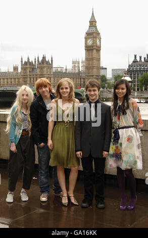 Die Besetzung von Harry Potter und der Orden des Phönix, (von links nach rechts) Evanna Lynch, Rupert Grint, Emma Watson, Daniel Radcliffe und Katie Leung, auf der Thames Terrace der County Hall im Süden Londons, vor der europäischen Premiere des Films nächste Woche. Stockfoto