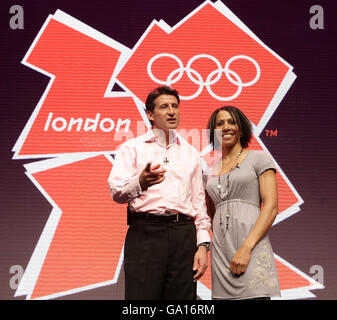 Lord deb Coe und Dame Kelly Holmes enthüllen das neue Logo für die Olympischen Spiele 2012 im Roundhouse, London. Stockfoto