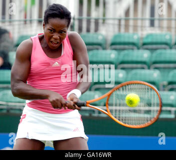 Die US-Amerikanerin Jamea Jackson im Surbiton Trophy-Turnier im Surbiton Racket and Fitness Club in Surrey gegen die britische Sarah Borwell. Stockfoto