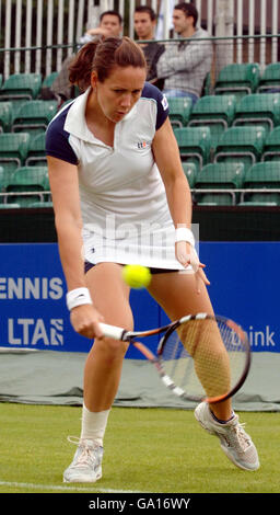 Die britische Sarah Borwell im Surbiton Trophy Turnier im Surbiton Racket and Fitness Club in Surrey gegen die US-amerikanische Jamea Jackson. Stockfoto