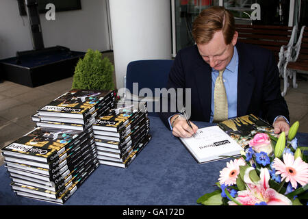 Pferderennen - Vodafone Ladies Day - Epsom Downs Racecourse. Lord Derby bei der Unterzeichnung seines Buches, Ouija Board Stockfoto