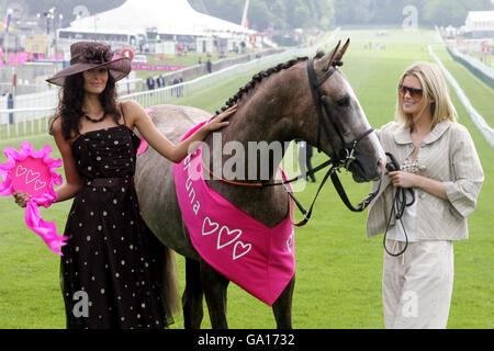 Pferderennen - Vodafone Ladies Day - Epsom Downs Racecourse. Models auf der per Una Modenschau Stockfoto