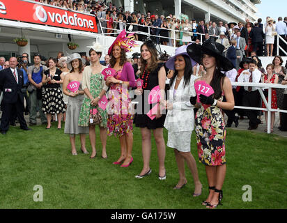 Pferderennen - Vodafone Ladies Day - Epsom Downs Racecourse. Style auf den Downs der Konkurrenz Stockfoto