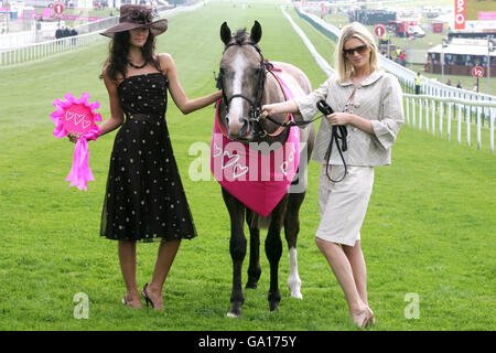 Pferderennen - Vodafone Ladies Day - Epsom Downs Racecourse. Models auf der per Una Modenschau Stockfoto