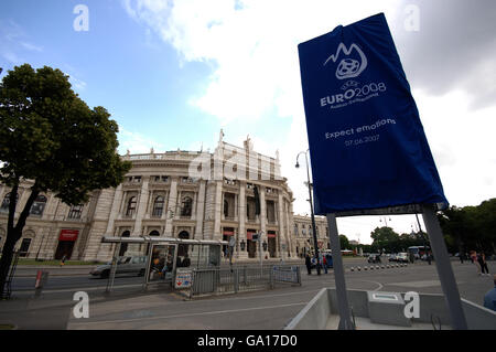 Ein Banner für die Fußball-Europameisterschaft 2008 außerhalb der Burgtheater Stockfoto