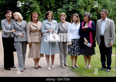 Partner der G8-Führer (von links) Alie Abe, Laureen Harper, Ludmila Putina, Cherie Blair, Laura Bush, Margarida Uva, Flavia Prodi und Joachim Sauer besuchen am ersten Tag des G8-Gipfels in Heiligendamm das Schlosshotel Burg Schlitz, ein altes deutsches Schloss. Stockfoto