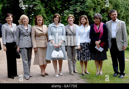 Partner der G8-Führer (von links) Alie Abe, Laureen Harper, Ludmila Putina, Cherie Blair, Laura Bush, Margarida Uva, Flavia Prodi und Joachim Sauer besuchen am ersten Tag des G8-Gipfels in Heiligendamm das Schlosshotel Burg Schlitz, ein altes deutsches Schloss. Stockfoto