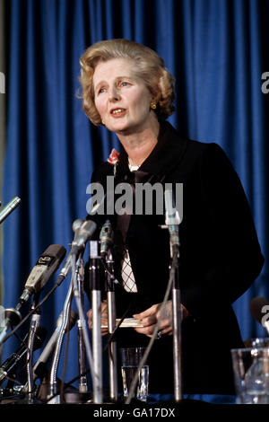 Margaret Thatcher bei einer Pressekonferenz im Konservativen Zentralbüro, Smith Square, London, nach ihrer Wahl zur Vorsitzenden der Konservativen Partei. Stockfoto