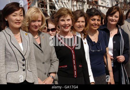 Am ersten Tag des G8-Gipfels in Heiligendamm treffen sich die Partner der G8-Führer der Linken Alie Abe, Laureen Harper, Laura Bush, Margarida Uva, Flavia Prodi und Cherie Blair auf dem Segelschiff dar Mlodziezy in der historischen Stadt Wismar. Stockfoto