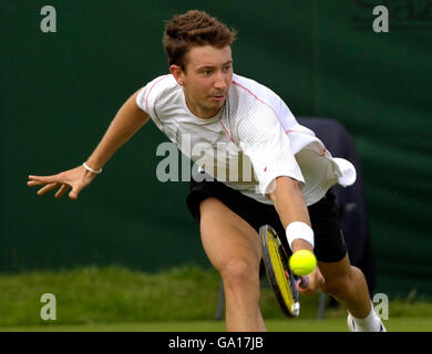 Der Großbritanniens Alex Bogdanovic in Aktion während des Surbiton Trophy Turniers im Surbiton Racket and Fitness Club, Surrey. Stockfoto