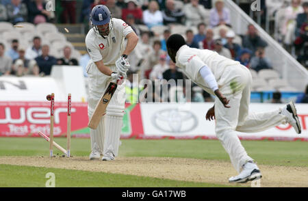 Liam Plunkett aus England wird vom westindischen Fidel Edwards während des npower Third Test Matches in Old Trafford, Manchester, klar gebrütet. Stockfoto