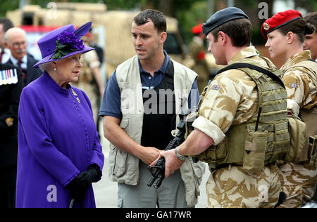 Die britische Königin Elizabeth II. Wird dem Mitglied der Close Protection Unit von Kapitän Joe Murray (Mitte) bei einem Besuch des Defense College of Policing and Guarding in Hampshire vorgestellt. Stockfoto