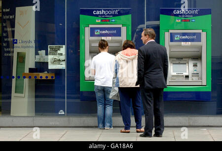 Lloyds TSB berichtet von einem starken Jahresbeginn. Eine allgemeine Ansicht der Menschen, die einen Geldautomaten außerhalb einer Filiale der Bank Lloyds TSB im Zentrum von London benutzen. Stockfoto