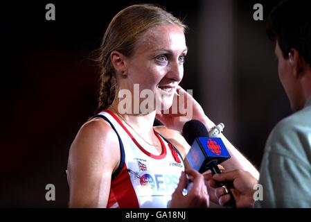 Leichtathletik - IAAF-Weltmeisterschaften - Edmonton. Die britische Paula Radcliffe wird interviewt, nachdem sie die Bronzemedaille in den 10000 m der Frauen um nur 0.08 Sekunden verpasst hat Stockfoto