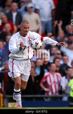 Der englische David Beckham schießt den Matchball in die Menge Zum Feiern nach dem Sieg in der Qualifikation zur WM 2002 Stockfoto