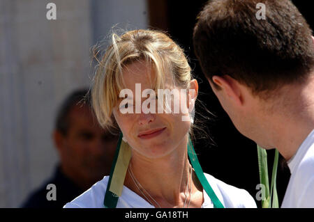 Mädchen fehlt an der Algarve. Kate und Gerry McCann nehmen an der Sonntagsmesse in der Kirche in Praia Da Luz, Portugal, Teil. Stockfoto