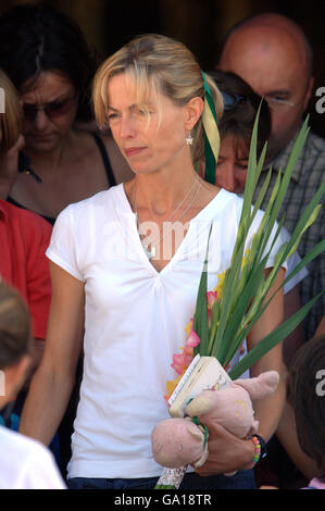 Mädchen fehlt an der Algarve. Kate McCann nimmt an der Sonntagsmesse in der Kirche in Praia Da Luz, Portugal, Teil. Stockfoto