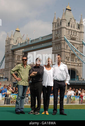 (Von links nach rechts); Schauspieler Antonio Banderas, Mike Myers, Cameron Diaz und Rupert Everett bei einer Fotoaufnahme für den neuen Film Shrek 3 im Tower Bridgge im Zentrum von London. Stockfoto