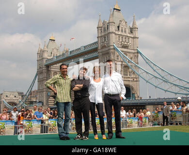 (Von links nach rechts); Schauspieler Antonio Banderas, Mike Myers, Cameron Diaz und Rupert Everett bei einer Fotoaufnahme für den neuen Film Shrek 3 in der Tower Bridge im Zentrum von London. Stockfoto