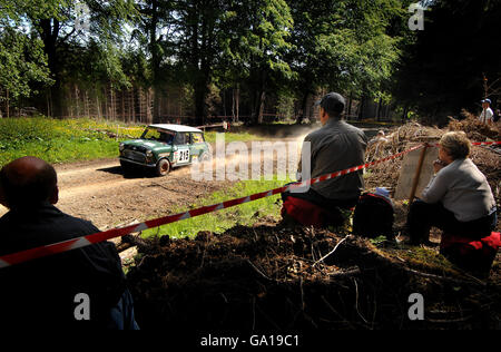 Enthusiasten beobachten, wie die "Historic Class" bei der Severn Valley National Rally in den Wäldern von Radnorshire gegeneinander antreten. Stockfoto