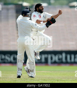 Der englische Monty Panesar feiert die Teilnahme am Npower Third Test Match in Old Trafford, Manchester, am Wicket von Denesh Ramdin von West Indies. Stockfoto