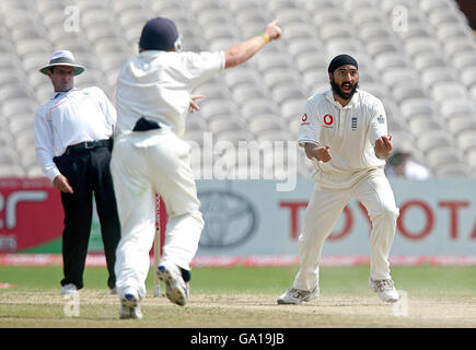 Der englische Monty Panesar feiert die Teilnahme am Npower Third Test Match in Old Trafford, Manchester, am Dickicht von Darren Sammy von West Indies. Stockfoto