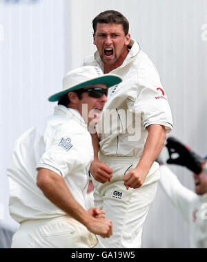 Der englische Steve Harmion feiert das Wicket von Fidel Edwards von West Indies mit Michael Vaughan während des npower Third Test Matches in Old Trafford, Manchester. Stockfoto