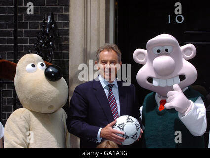 Großbritanniens Premierminister Tony Blair trifft vor 10 Downing Street, London, auf lebensgroße Wallace- und Gromit-Charaktere, um den Wrong Trousers Day (WTD) 2007 zu fördern. Stockfoto