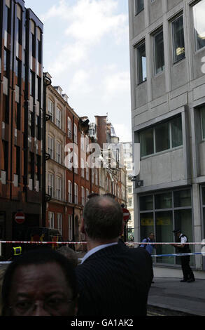 Die Szene in der Dean Farrar Street, London, nachdem ein Teil eines Gebäudes bei Renovierungsarbeiten zusammengebrochen war. Stockfoto