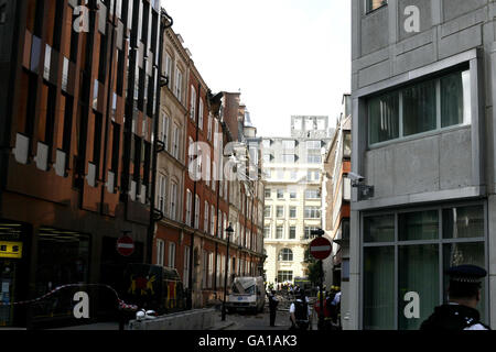 Die Szene in der Dean Farrar Street, London, nachdem ein Teil eines Gebäudes bei Renovierungsarbeiten zusammengebrochen war. Stockfoto